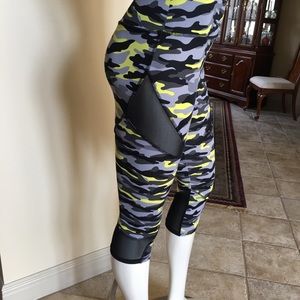 Forever 21 knock out Camo Capris. Ladies XS🌹